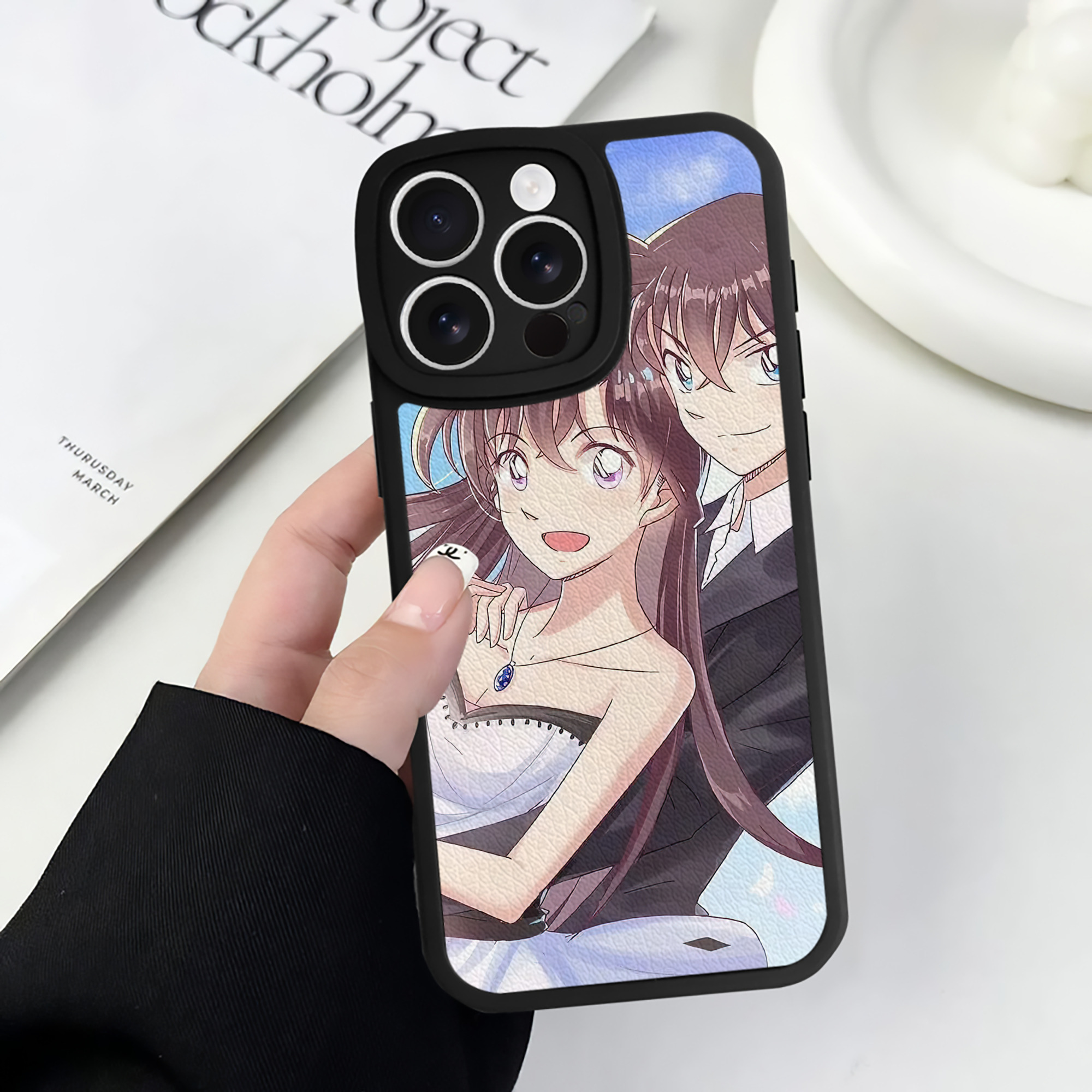 （画像用） 名探偵コナン Detective Conan 【iPhone 16シリーズ対応】シリコンスマホケース（レザー調） 材質：シリコン